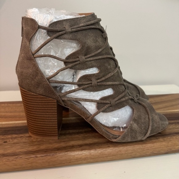 Quipid Gladiator Sandal Size 10 Peep Toe Bootie block Heel New in Box - Picture 4 of 12